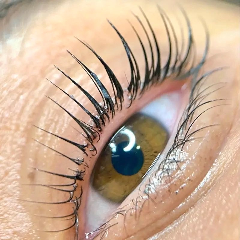Natural lashes before and after a Korean lash lift with AURA Monaco formulas.