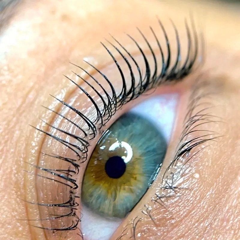 Natural lashes before and after a Korean lash lift with AURA Monaco formulas.